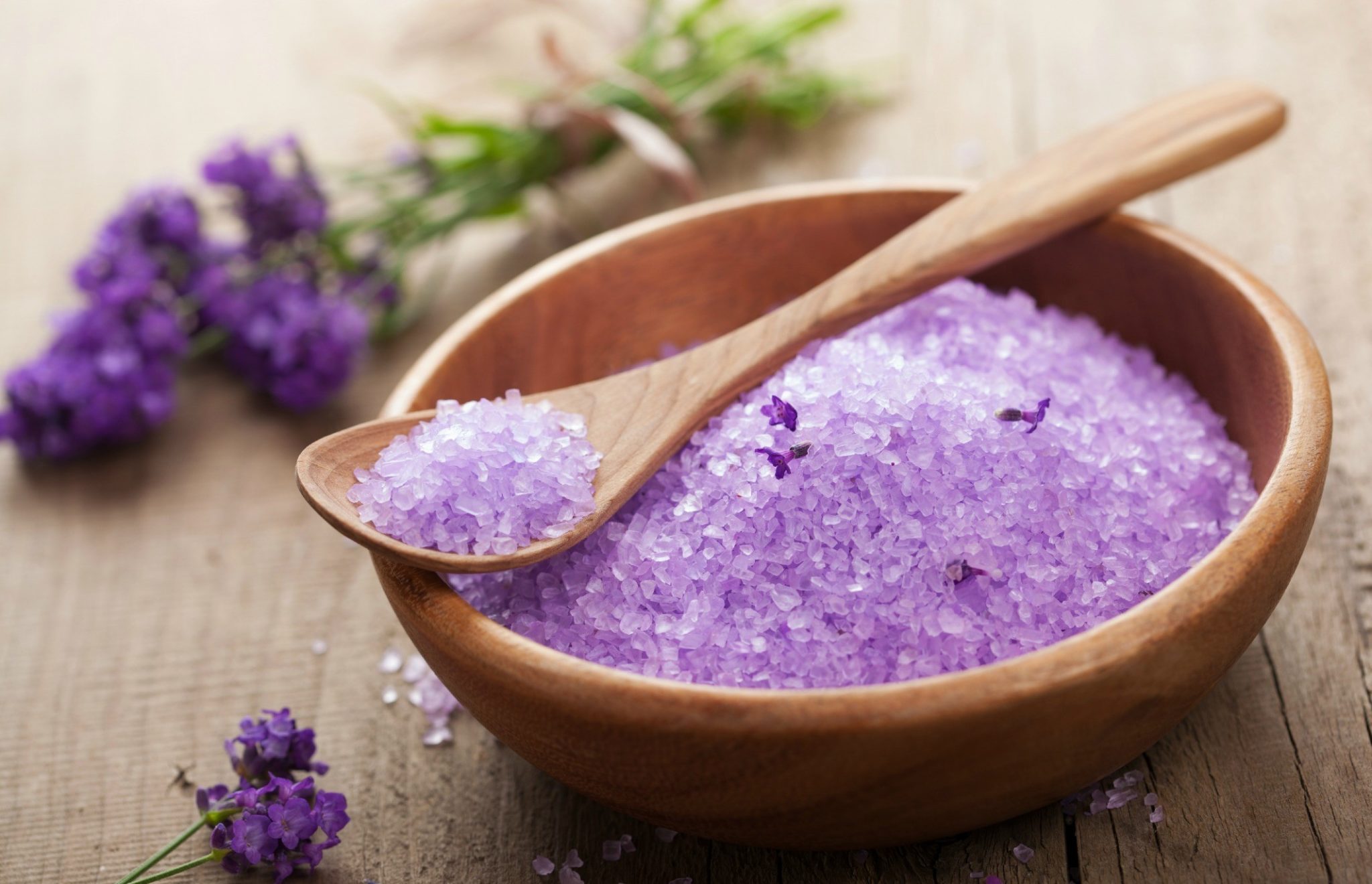 Consiéntete con estas sales de baño Wellnessing