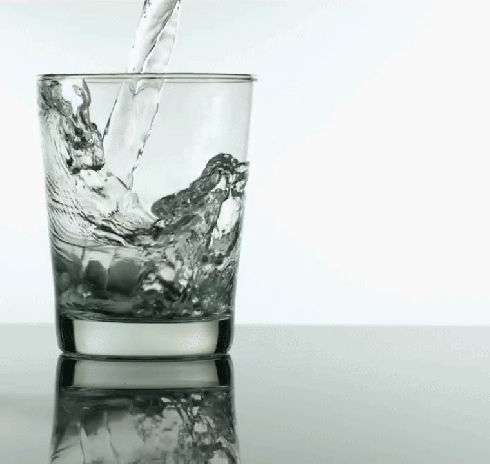 Agua natural mineral en un vaso de vidrio cinemagraph