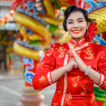 Mujer asiática posando en el Año Nuevo Chino
