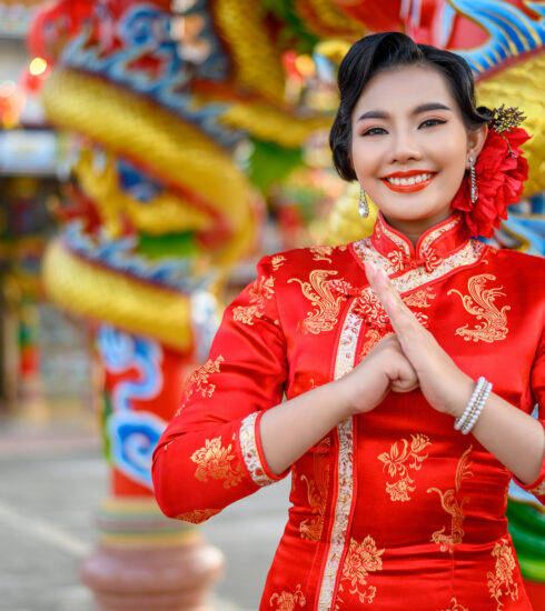 Mujer asiática posando en el Año Nuevo Chino